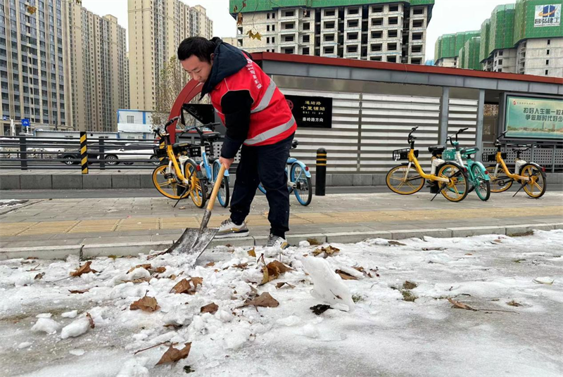 赫喆黨支部為公交車(chē)站掃冰除雪 保障市民安全出行